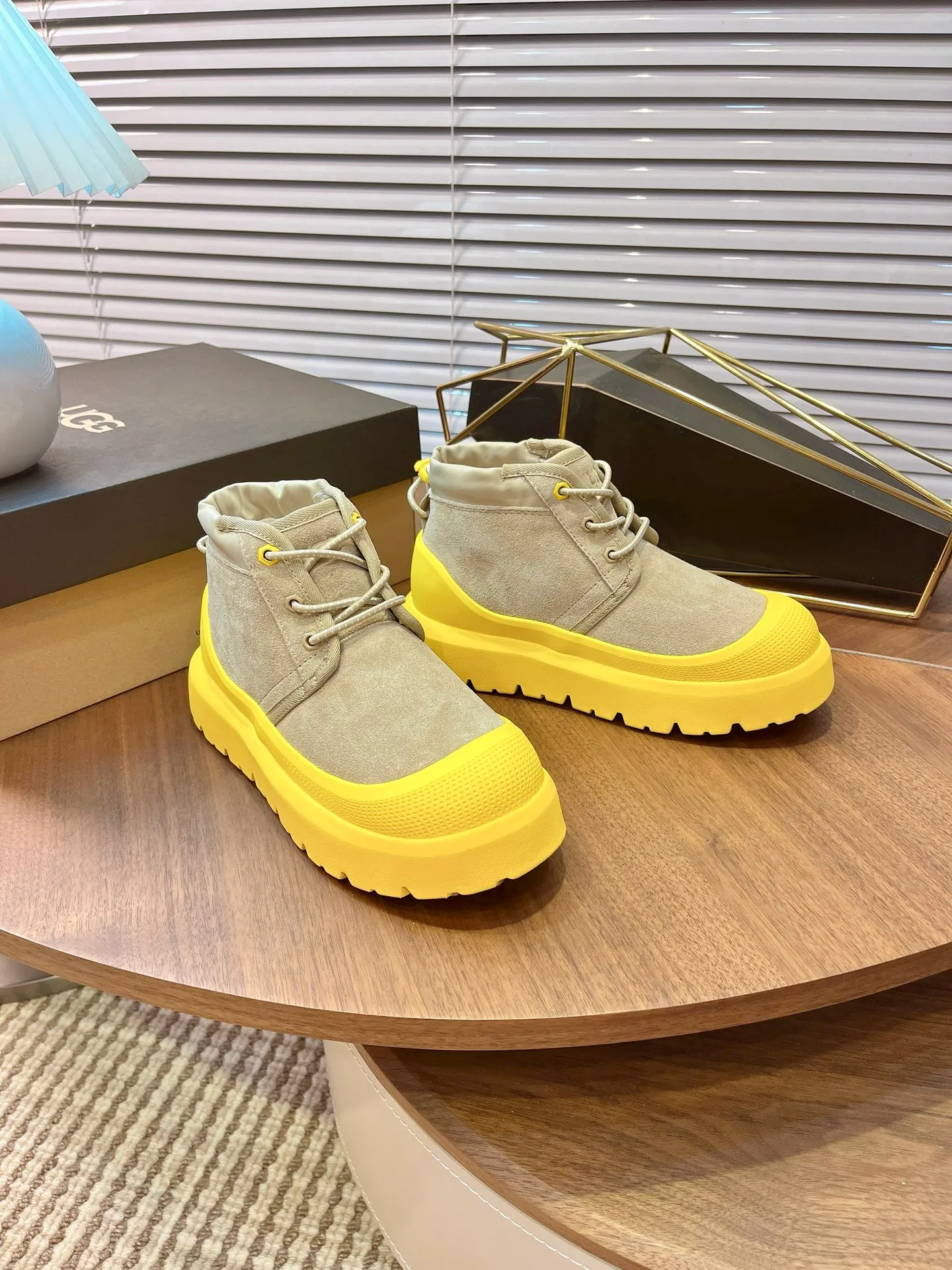 【UGG】 P: 560💰 Couple shoes Size: Women’s size 35-40 / Men’s size 40-44 UGG Tasman Weather Hybrid slip-on snow boots👢 Wang Yibo's same style 👏 adds a large orange sole to the classic Tasman shoe style, functional color contrast design, environmentally friendly waterproof and snowproof material, which has both fashionable and functional attributes. At the same time, it is paired with the new UGG furry shoes Keen's furry color-blocking jacket. Bright orange and maroon collide to create a new light outdoor style and open up a new travel experience in early autumn! Using the best materials, the 17mm fur integrated surface is warmer and breathable, and the outsole is upgraded to a lightweight and wear-resistant light wing technology outsole!